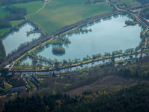 vue a&eacute;rienne d'un lac &agrave; Merey dans l'Eure en France