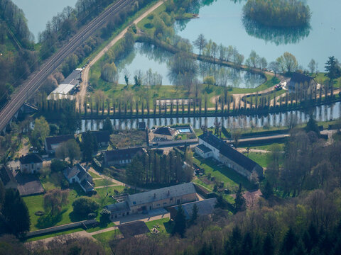 vue a&eacute;rienne d'un lac &agrave; Merey dans l'Eure en France