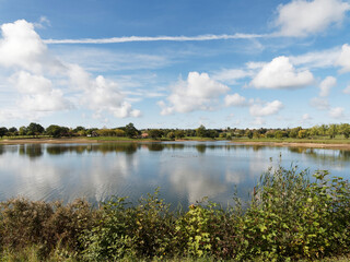 Lac de Lapeyrouse en Auvergne, destination les Combrailles. Plan d'eau de la Loge par beau temps en fin de saison, calme et verdoyant
