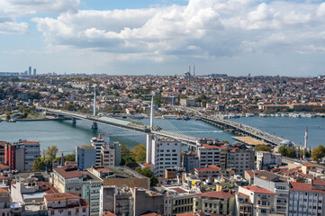 Obraz premium ISTANBUL, TURKEY - OCTOBER 12 ,2021: beautiful aerial panoramic view of the Golden Horn river with mosques, buildings, Ataturk Bridge and Halic Bridge