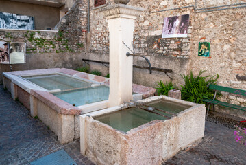 Fototapeta na wymiar Antico lavatorio e fontana