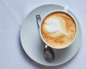 Cafe, fondo blanco, corazon en cafe