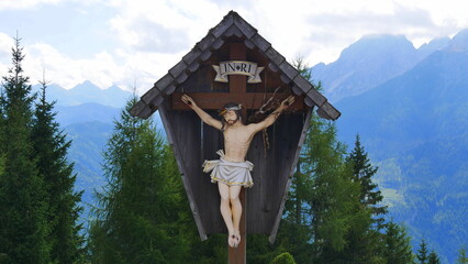 Bildstock / Kruzifix mit Jesus vor Bergkulisse