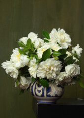 Naklejka na ściany i meble white roses in a vase