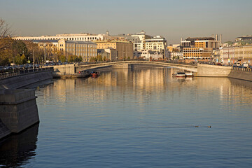 Obraz premium Russian scene: River trips on the Moscow river, view for the Vodootvodny canal in Moscow near Bolotnaya square at dusk