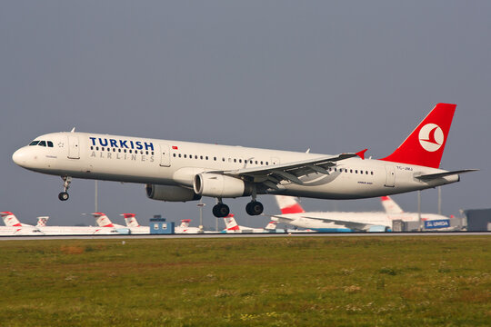 Turkish Airlines Airbus A321 landing in Vienna
