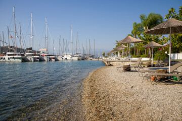 Obraz premium Yachts and catamarans docking at the beach