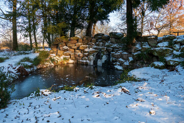 Kleiner Wasserfall, eingefroren mit bizarren Eis Gebilden