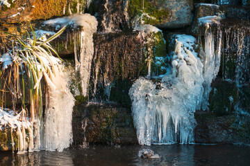 Kleiner eingefrorener Wasserfall am Schloß Favorite im Winter