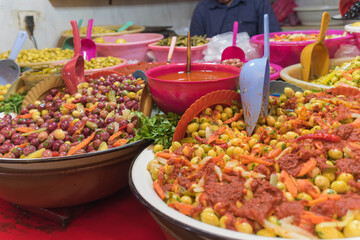 Oliven am Marktstand in Marokko