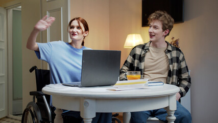 Obraz premium Two friends are discussing and watching something on the computer together 