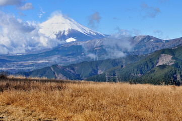 丹沢の大野山より　晴れ行く富士山と三国山稜　丹沢　大野山より左から富士山、大洞山（角取山）、楢木山、三国山