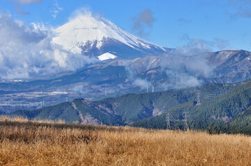 丹沢の大野山より　晴れ行く富士山と三国山稜　丹沢　大野山より左から富士山、大洞山（角取山）、楢木山、三国山