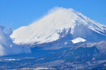 丹沢山地の大野山より雪煙舞う富士山を望む