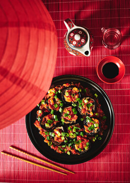 comida chinesa num fundo vermelho