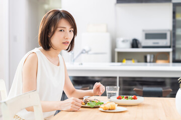 食欲不振の女性