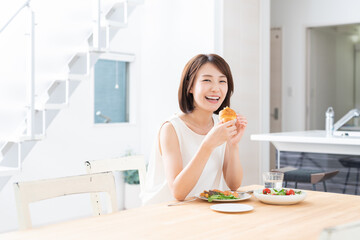 Obraz na płótnie Canvas 食事をする女性