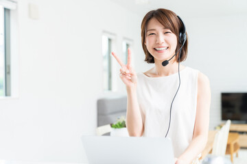 若い女性　パソコン　通信学習