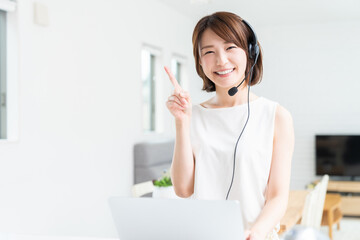 若い女性　パソコン　通信学習