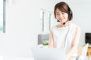 若い女性　パソコン　通信学習