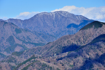 Fototapeta premium 丹沢山地の大野山より西丹沢の大室山を望む 丹沢 大野山より左から加入道山、大室山