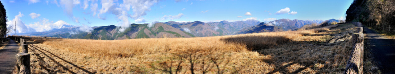 丹沢山地の大野山から富士山と三国山稜と丹沢山地のパノラマ写真　丹沢　大野山より富士山、その手前から右へ畑尾山、大洞山（角取山）、楢木山、三国山、鉄砲木ノ頭（明神山）、不老山、番ヶ平、日影山、御正体山、菰釣山、世附権現山、大界山、屏風岩山、畦ヶ丸、加入道山、大室山、石棚山、檜洞丸、同角ノ頭、蛭ヶ岳、鬼ヶ岩ノ頭（鬼ヶ岩）、不動ノ峰、丹沢山、伊勢沢ノ頭