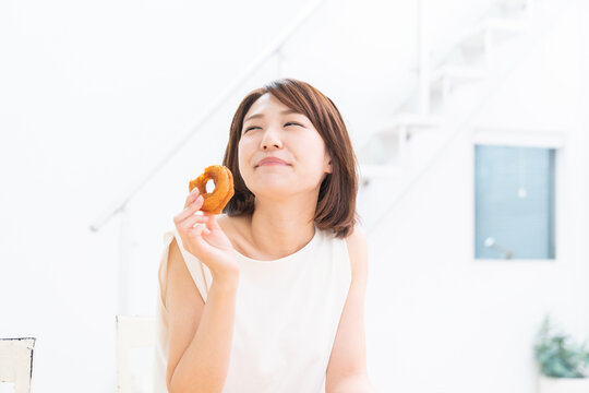 ドーナツを食べる女性