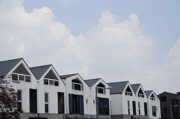 마을의 거리에는 같은 모양의 집들이 세워져 있다.