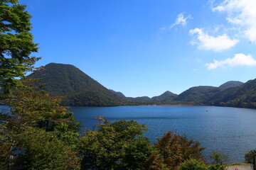 Naklejka na ściany i meble 榛名湖。青い空、青い湖、緑の山。