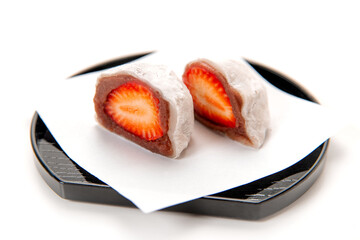 半分にカットした和菓子の苺大福