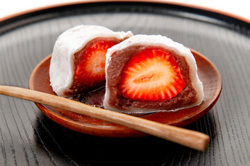 半分にカットした和菓子の苺大福