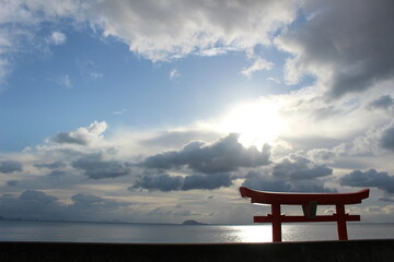 海上の赤い鳥居