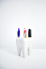 Figura de Muela o diente con forma de lapicera para guardar lapiceros y lapices. 