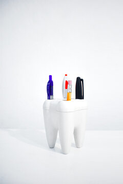 Figura de Muela o diente con forma de lapicera para guardar lapiceros y lapices. 