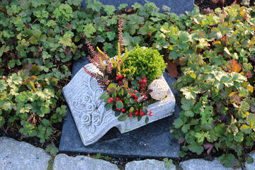 Liebevolle Dekoration auf dem Friedhof im Herbst