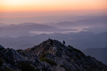 Fototapeta na wymiar 日の出前の登山風景