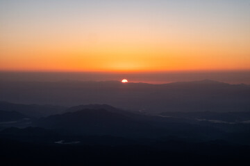 山の上で見る日の出