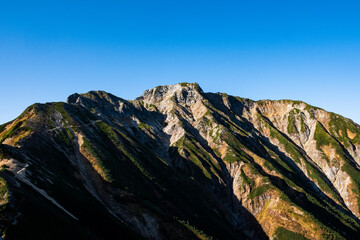 朝の美しい山