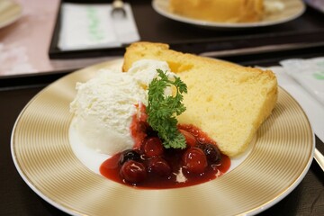 豪華なシフォンケーキ