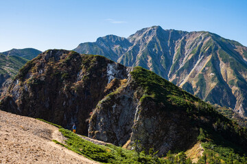 登山者と雄大な山