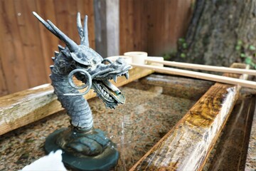 手水舎の龍の像