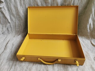 Leere Box aus gelben Metall, geöffneter Metallkoffer
