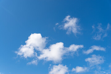 見上げると青い空