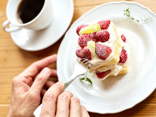 ショートケーキを食べる手元