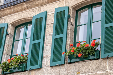 Fenêtre et volets sur façade de maison