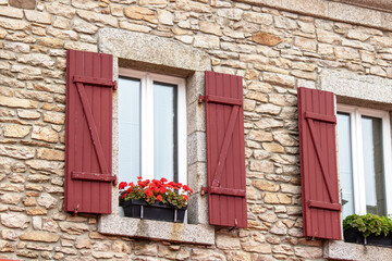 Fenêtre et volets sur façade de maison