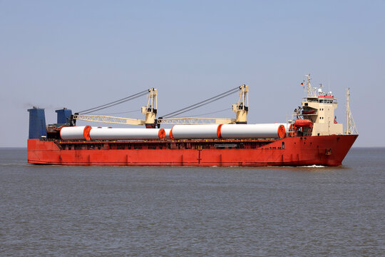 Rotes Frachtschiff mit Kr&auml;nen
