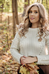 Obraz premium happy autumn woman