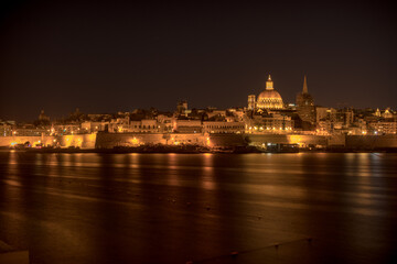 Fototapeta na wymiar Skyline de la Valeta. Malta. desde Sliema.