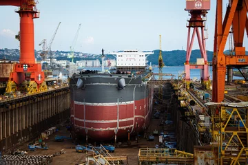 Foto auf Alu-Dibond 造船産業とジブクレーン © hasehase2